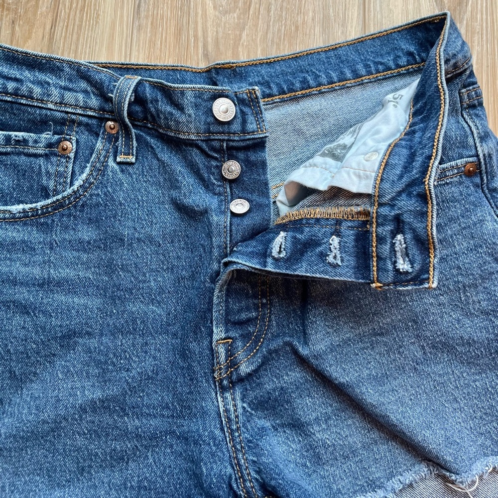 Levi’s Women’s 28 Original 501 Salsa Halfway Medium Indigo High Rise Denim Short - Picture 5 of 11